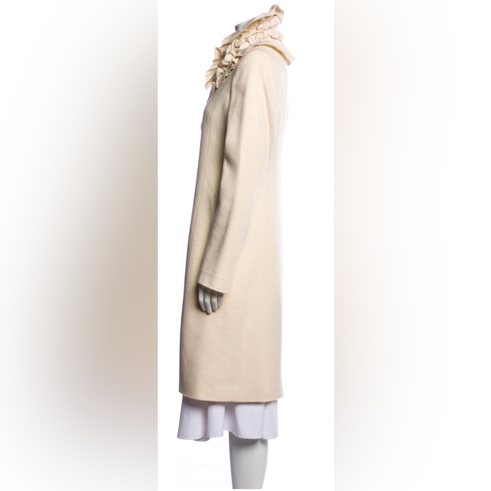 Elegant Lambswool and Cashmere Cream Ruffle-Collar Coat - Picture 2 of 3